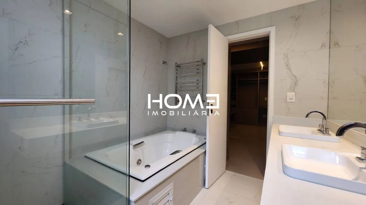 Furnished house, 357 m², with floor-to-ceiling windows — photo 4