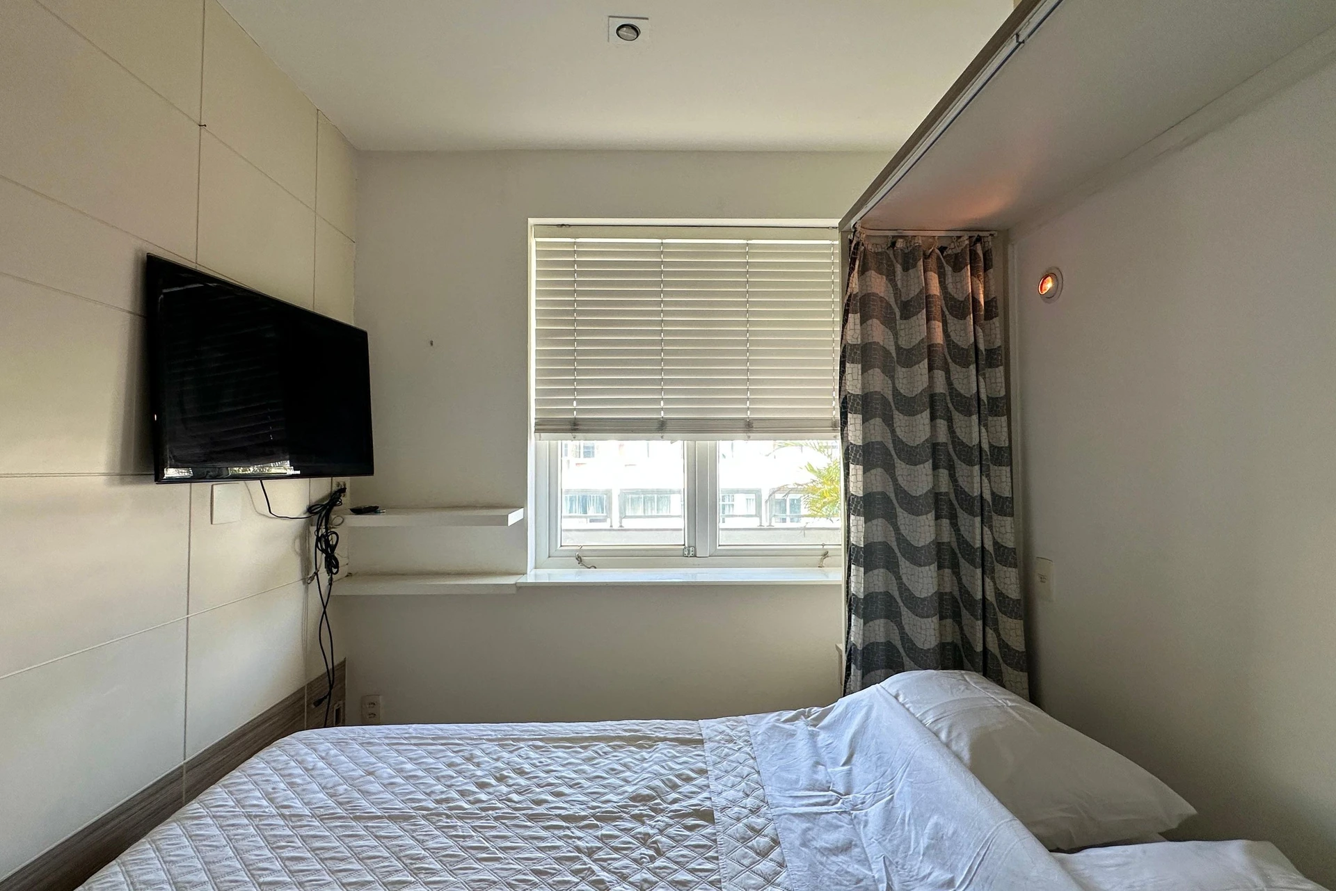 2-bedroom apartment with a grill on the balcony — photo 40