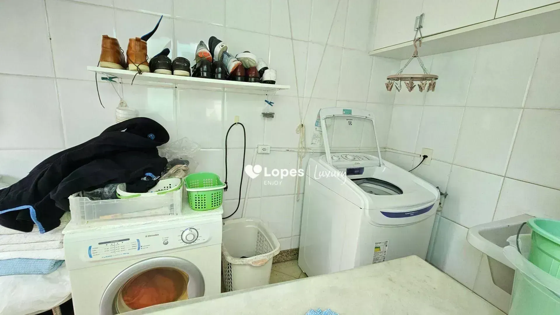 Furnished house with 6 en-suite suites and a private pool — photo 53