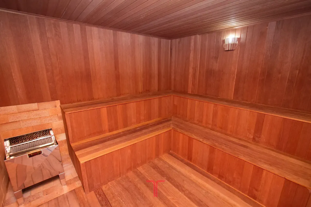 3-bedroom apartment in a building with a pool — photo 14