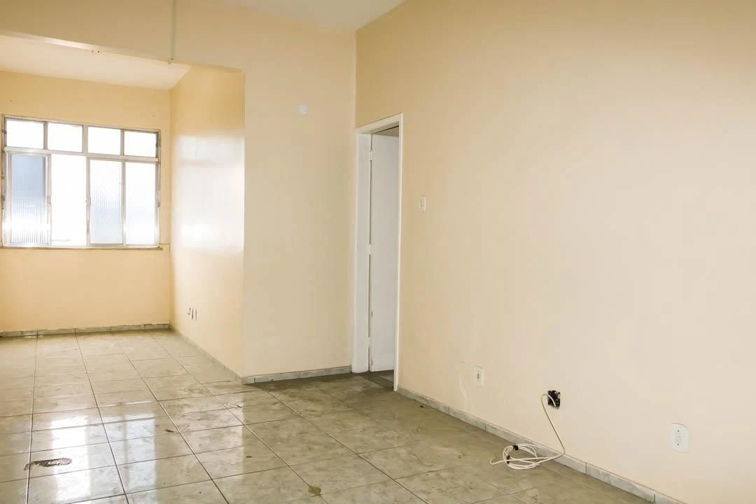 2-bedroom apartment with 1 bathroom and separate kitchen