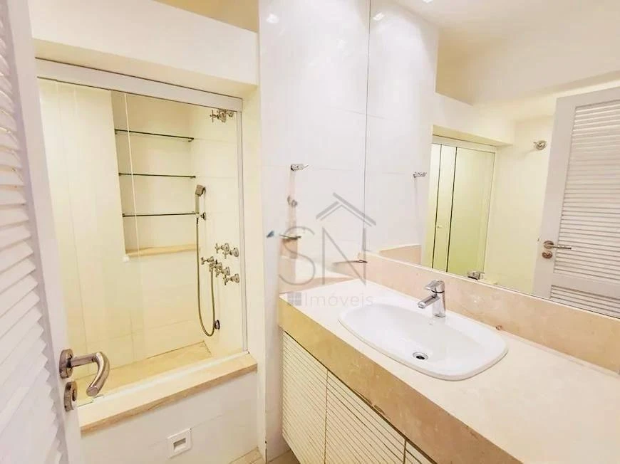 Home office in a 4-bedroom apartment, 316 m² — photo 17