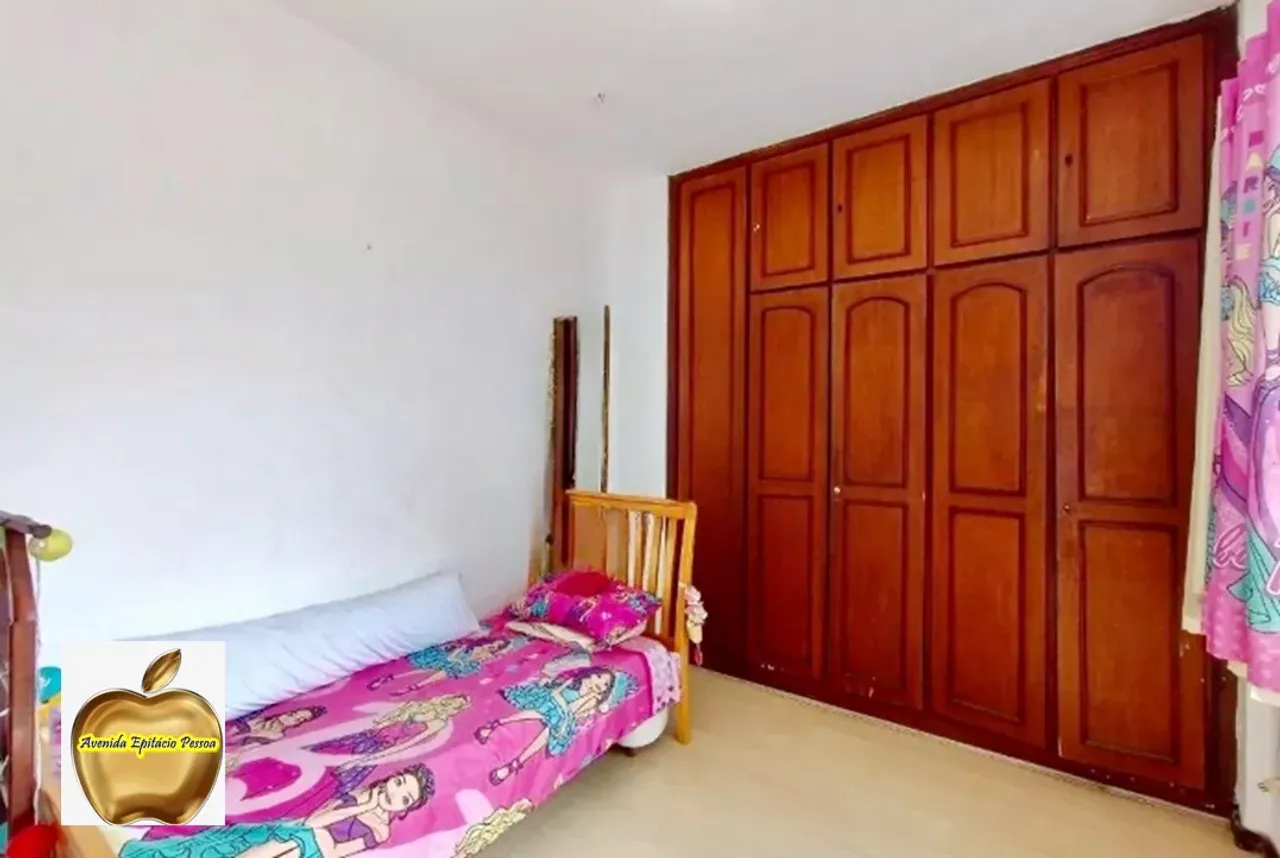 Apartment with 4 bedrooms and wood floors in the living room — photo 2