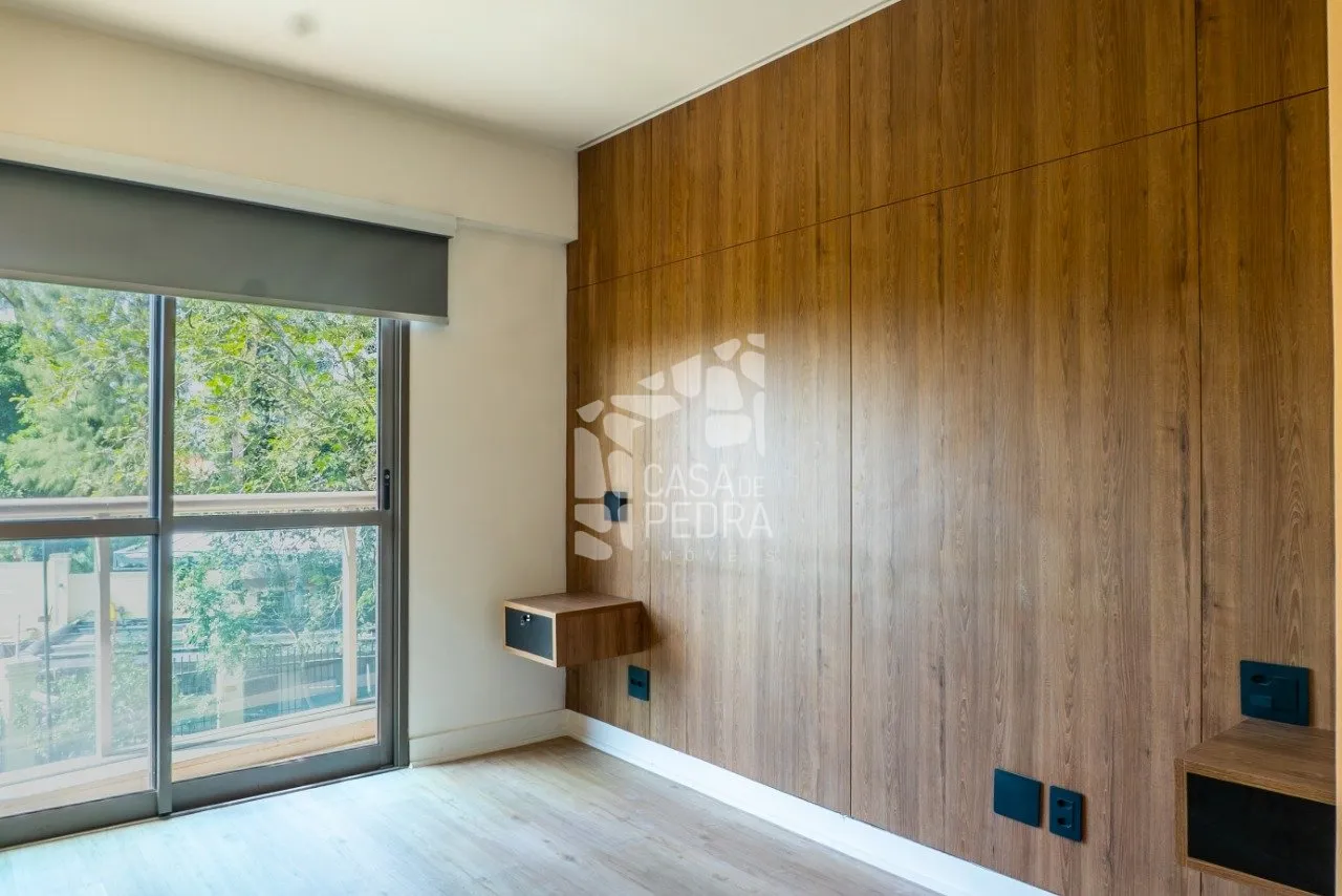 4-bedroom apartment with enclosed glass balcony — photo 16