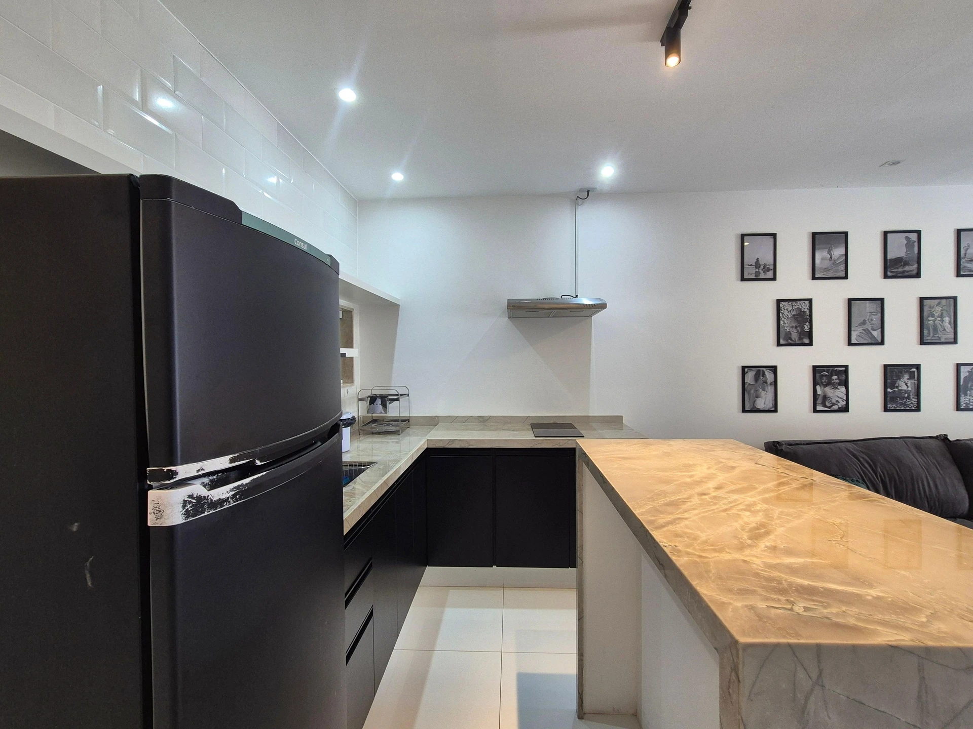 Kitnet mobiliada com cozinha americana e banheiro suíte — photo 32