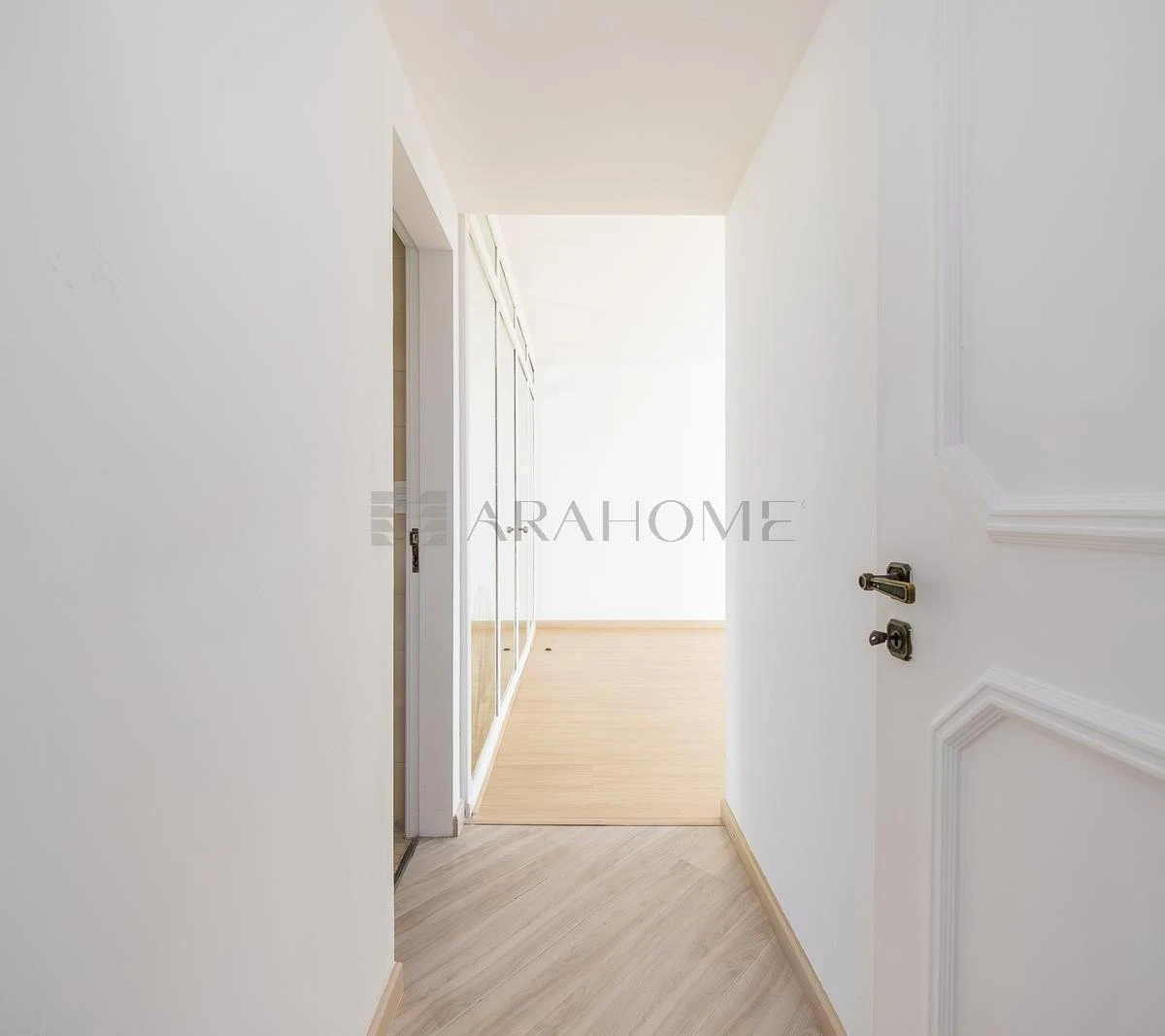 4-bedroom apartment with a bathtub in Curitiba — photo 18