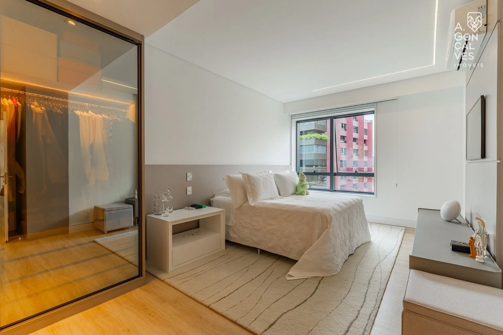 Furnished 223 m² apartment with 3 en-suites and 3 parking spots — photo 14