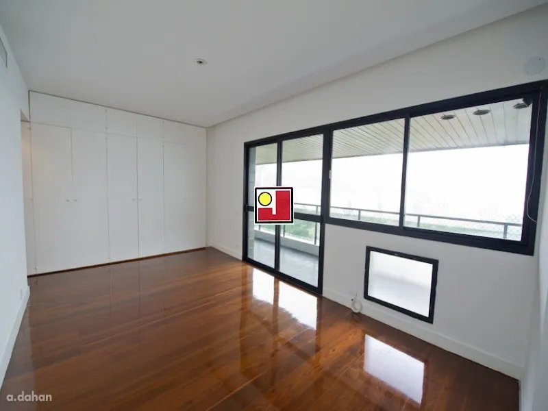 4-bedroom apartment with a glass-enclosed balcony — photo 29