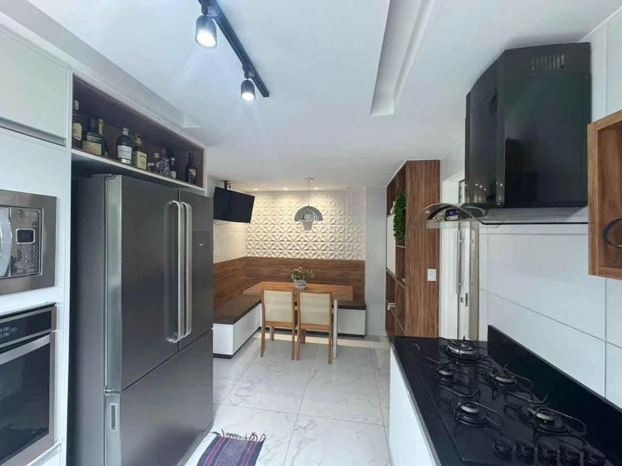 6-bedroom house with floor-to-ceiling windows — photo 2