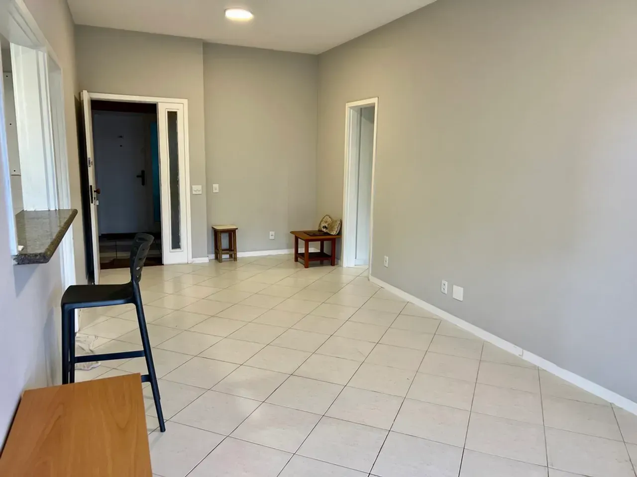 Furnished 1-bedroom apartment with open-plan gas kitchen — photo 10