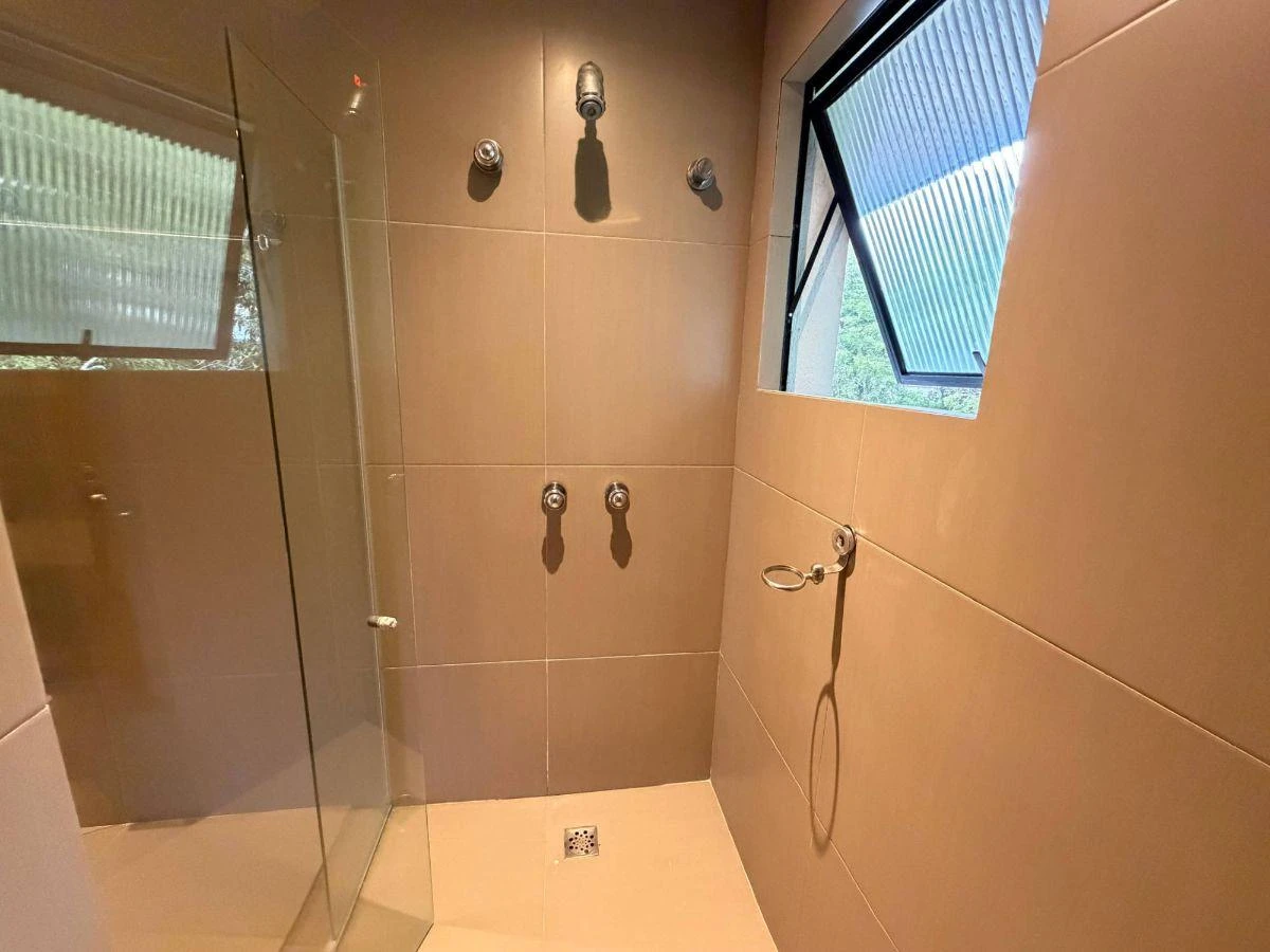 4-bedroom house with a bathtub — photo 39
