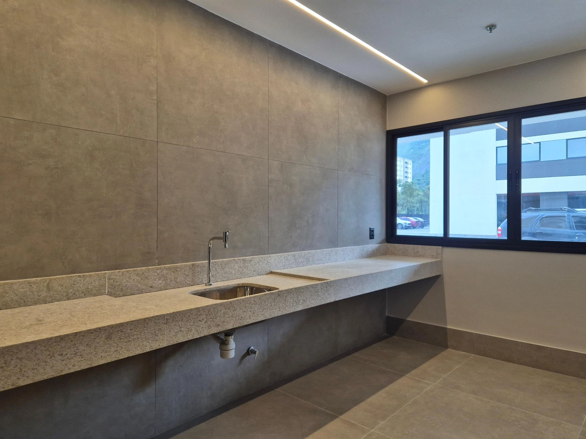 3-bedroom apartment with a mountain view — photo 45