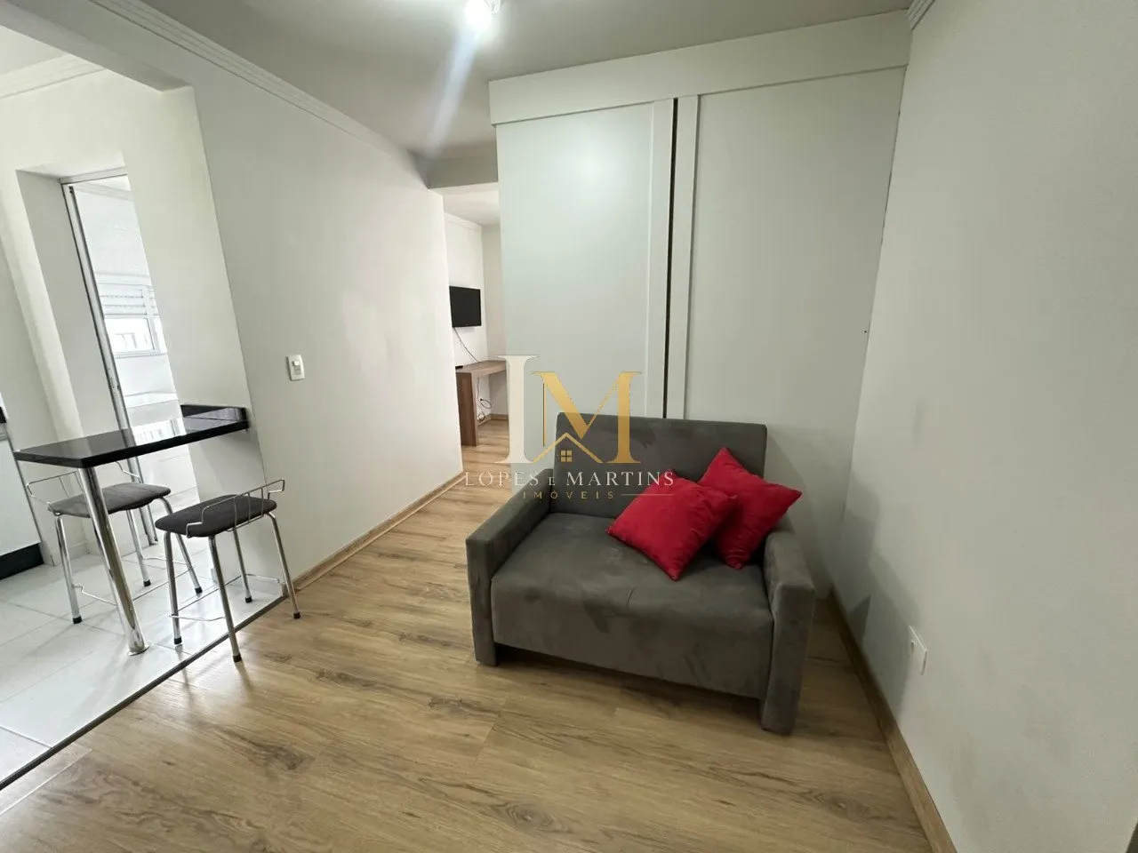 One-bedroom apartment with wood or laminate floors — photo 13