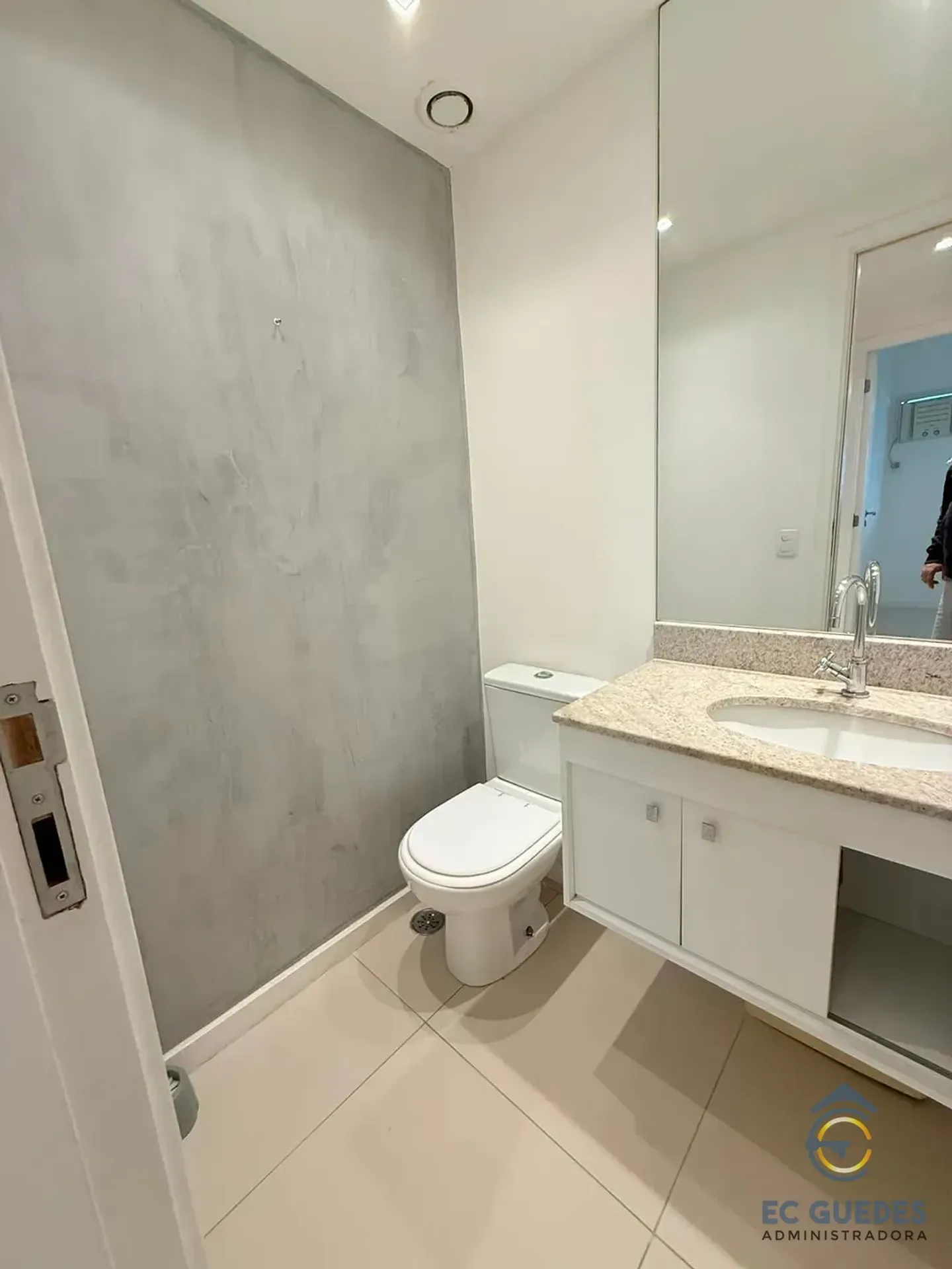 Furnished 3-bedroom apartment with glassed balcony — photo 45