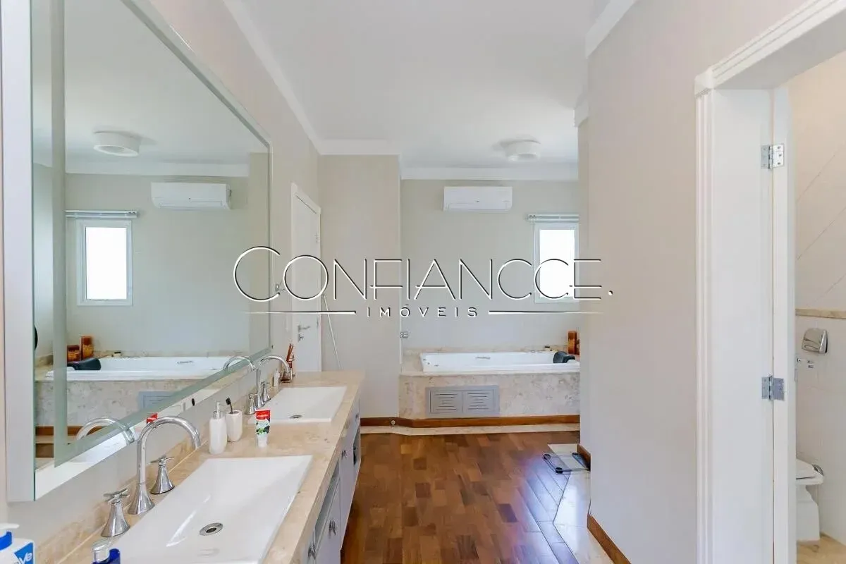 House with 4 en-suite bedrooms and 6 parking spaces — photo 24