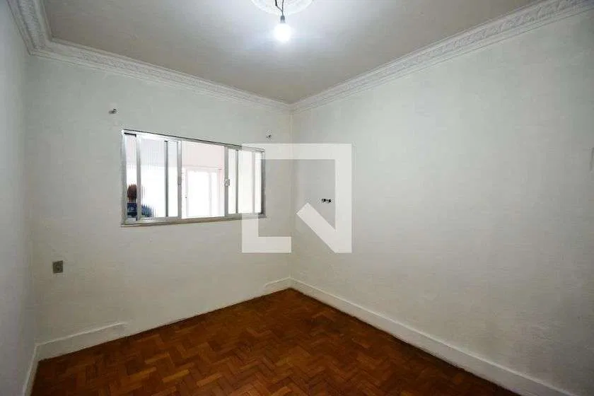 Wood or laminate floors in a one-bedroom apartment, 42 m² — photo 4