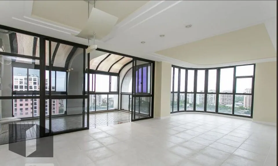 3-bedroom apartment with a glassed-in balcony