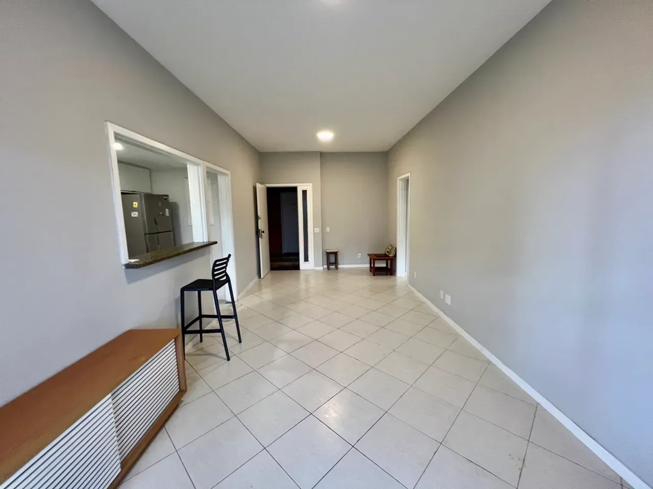 Furnished 1-bedroom apartment with open-plan gas kitchen — photo 8