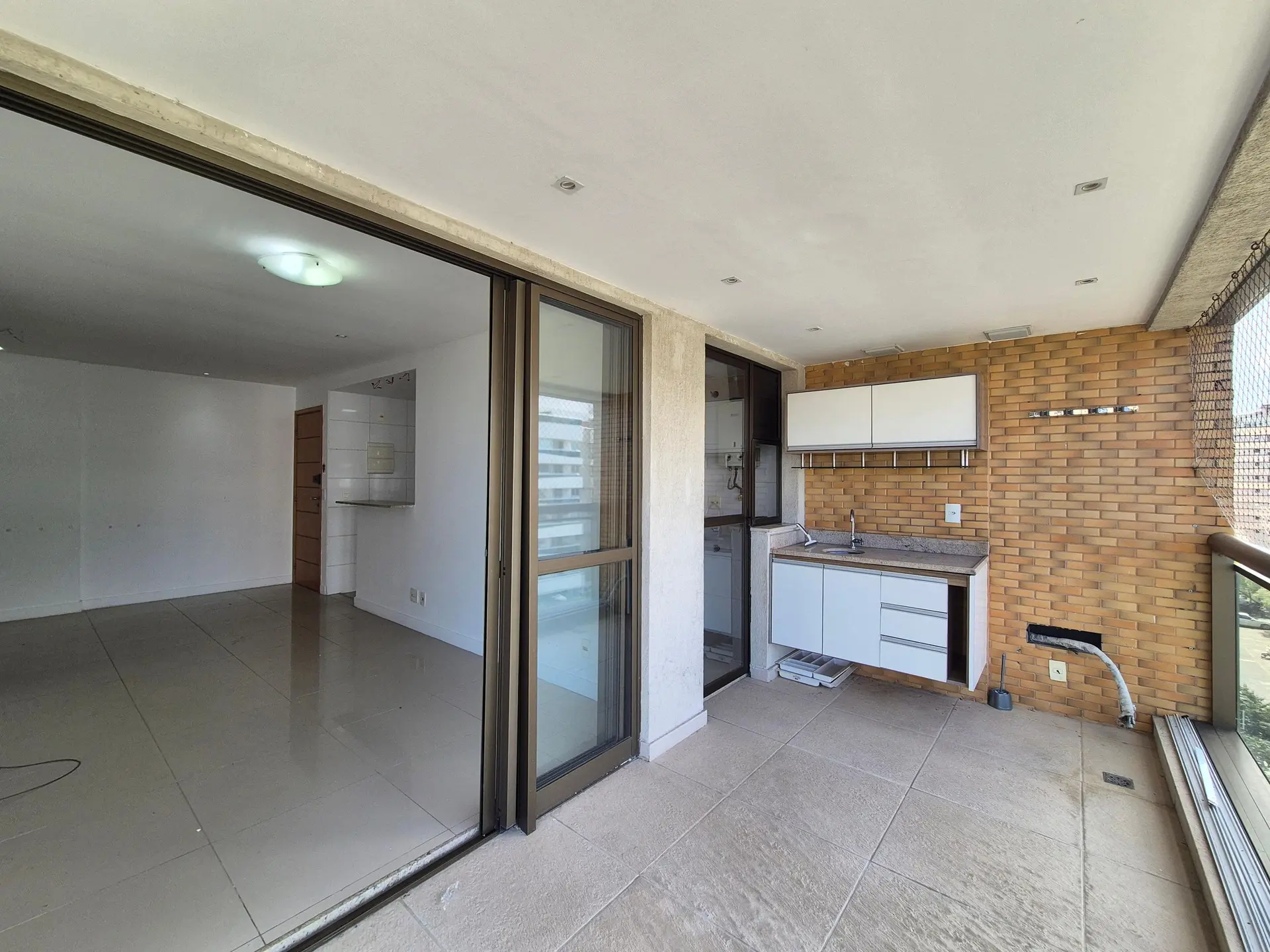 3-bedroom apartment with balcony and open-plan kitchen — photo 6