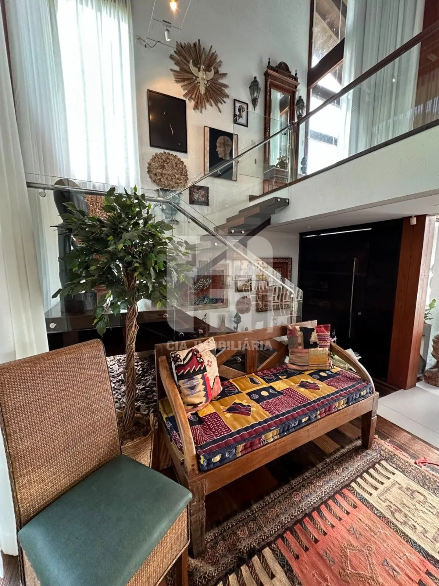 Furnished house with 6 bedrooms and 650 m² total — photo 2