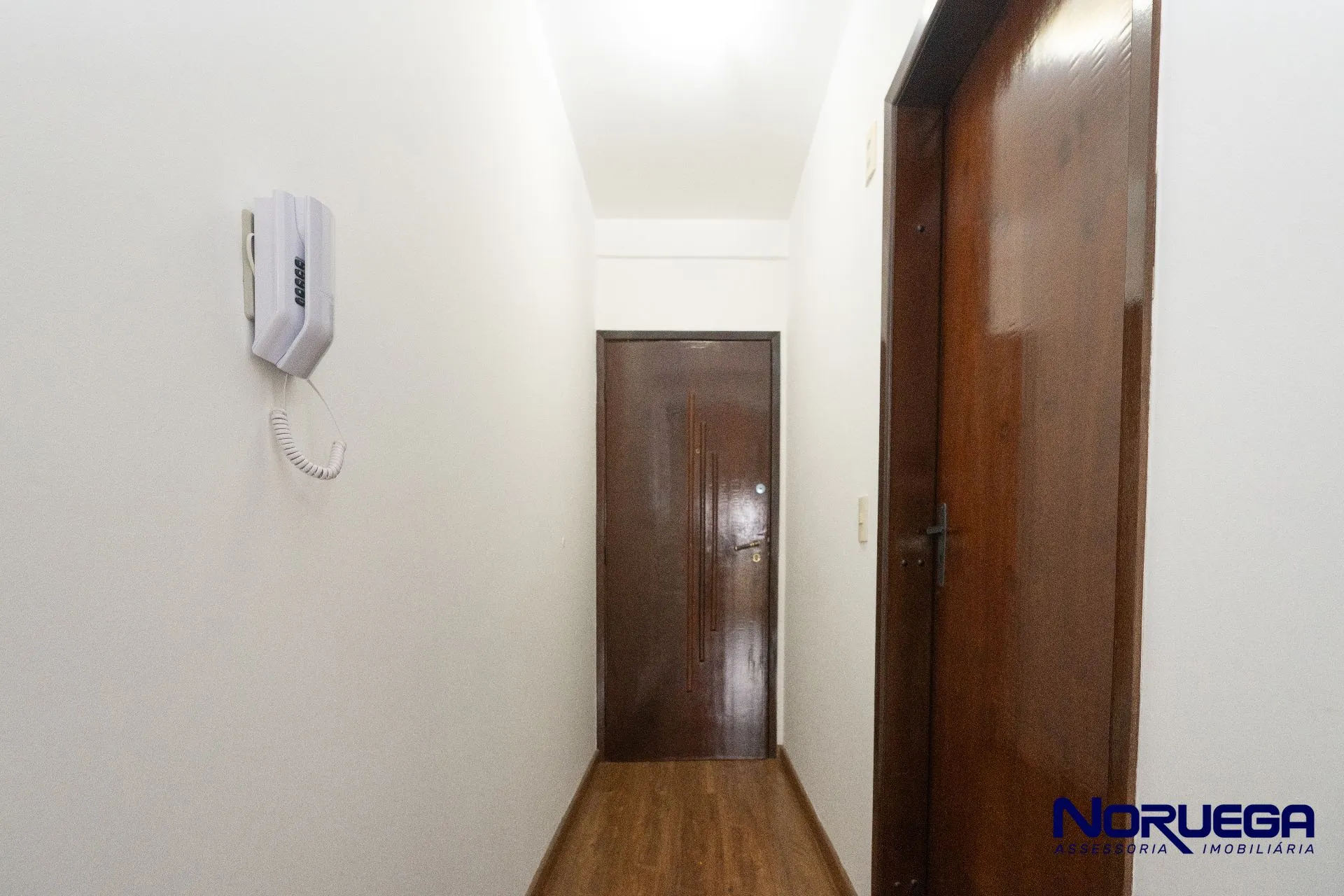 Wood or laminate floors in a 2-bedroom apartment, 103 m² — photo 13