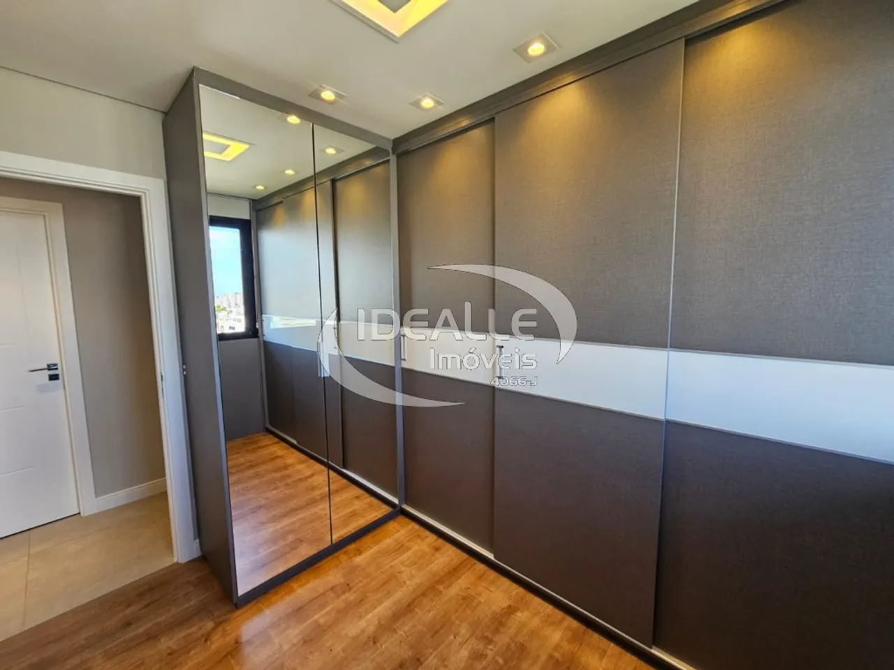 Apartment with 2 bedrooms and a glass-enclosed balcony — photo 17