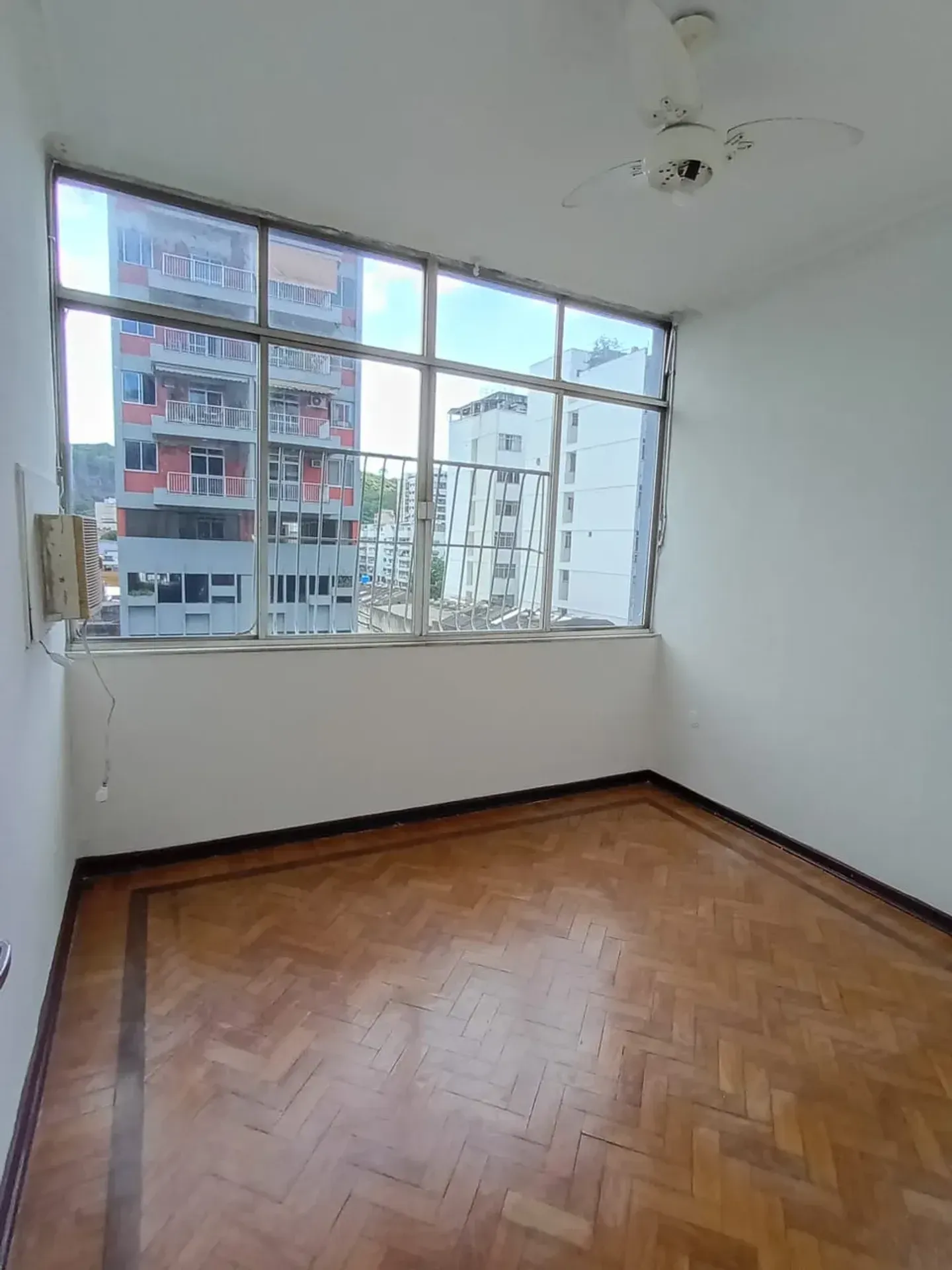 Apartment on the 4th floor with wood or laminate floors — photo 10