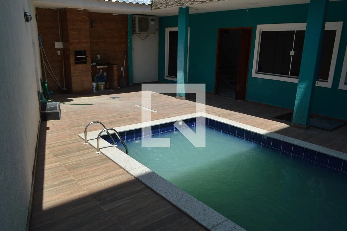 Casa de 3 quartos com janelas do piso ao teto — photo 18