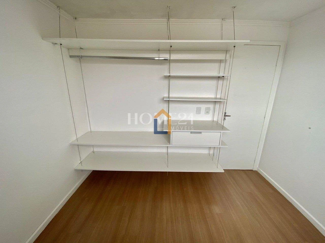 2-bedroom apartment with wood or laminate floors — photo 3