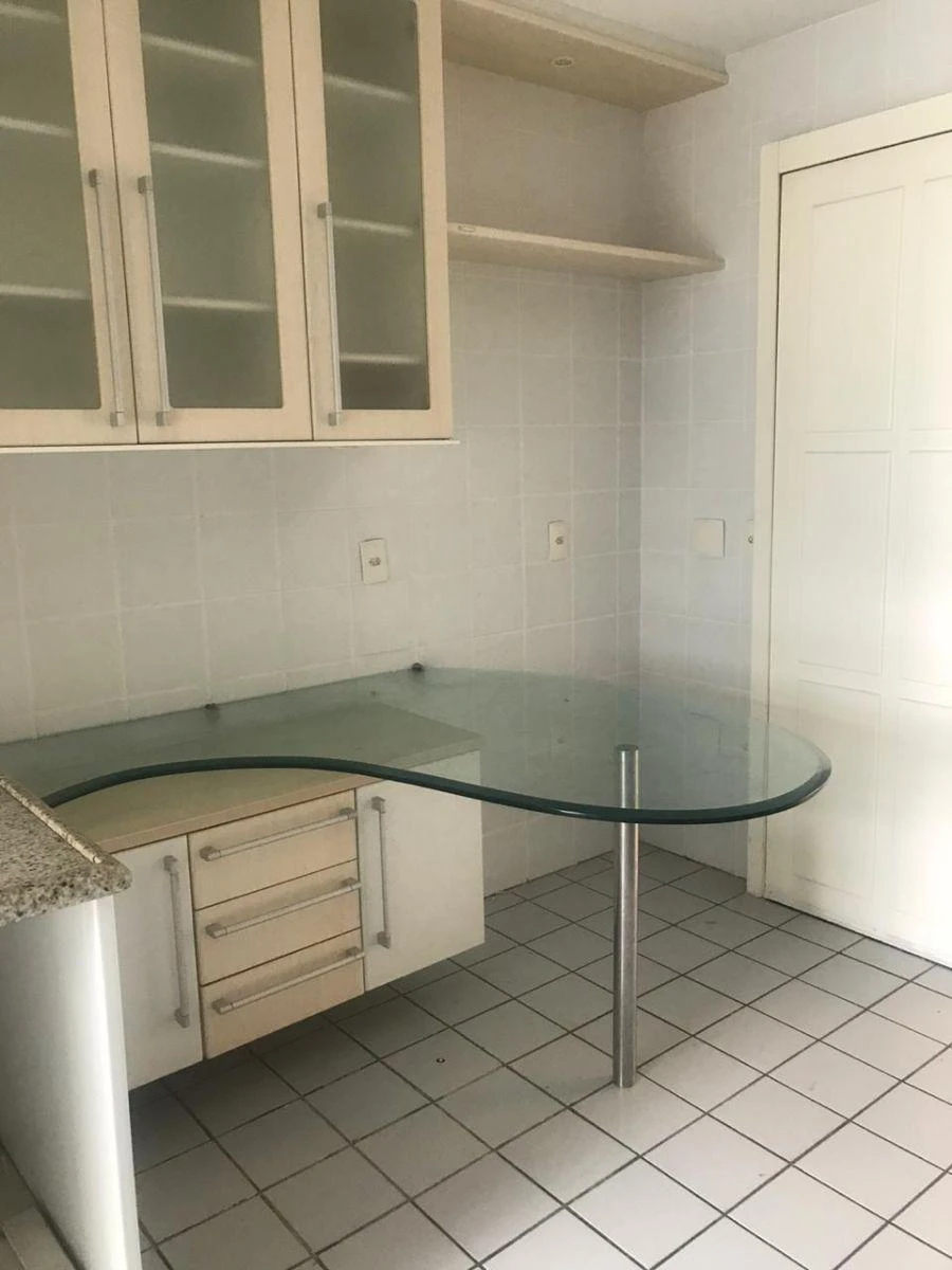 Bathtub in a 4-bedroom apartment, 238 m² — photo 31