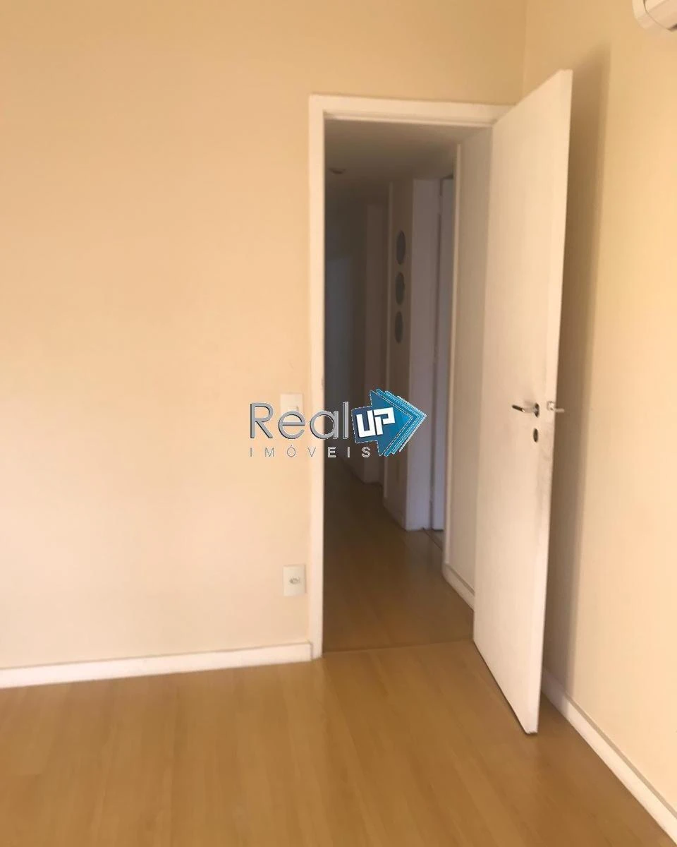 Квартира з 3 спальнями та дерев'яною підлогою або ламінатом — photo 41