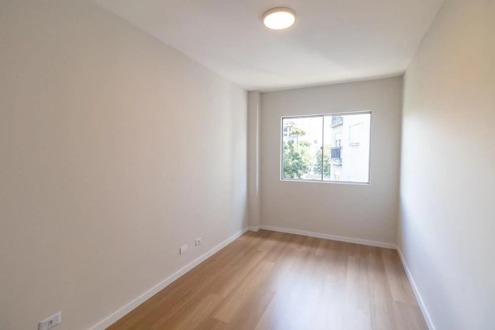 2-bedroom apartment with wood or laminate floors in Curitiba — photo 3