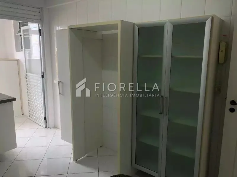 3-bedroom apartment with a glass-enclosed balcony — photo 20