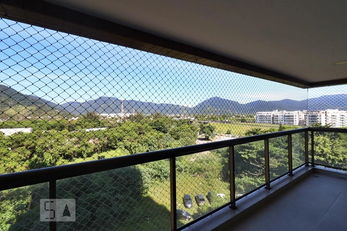 Balcony with a grill in a 3-bedroom apartment, 80 m²