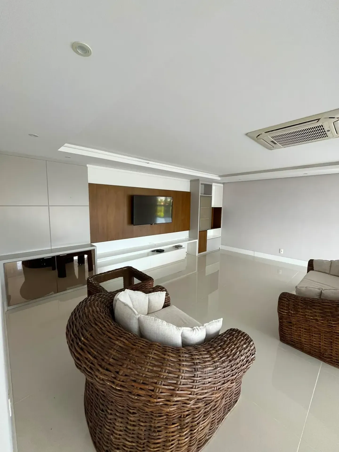 Casa de 1000 m² con vista al agua y chimenea — photo 46