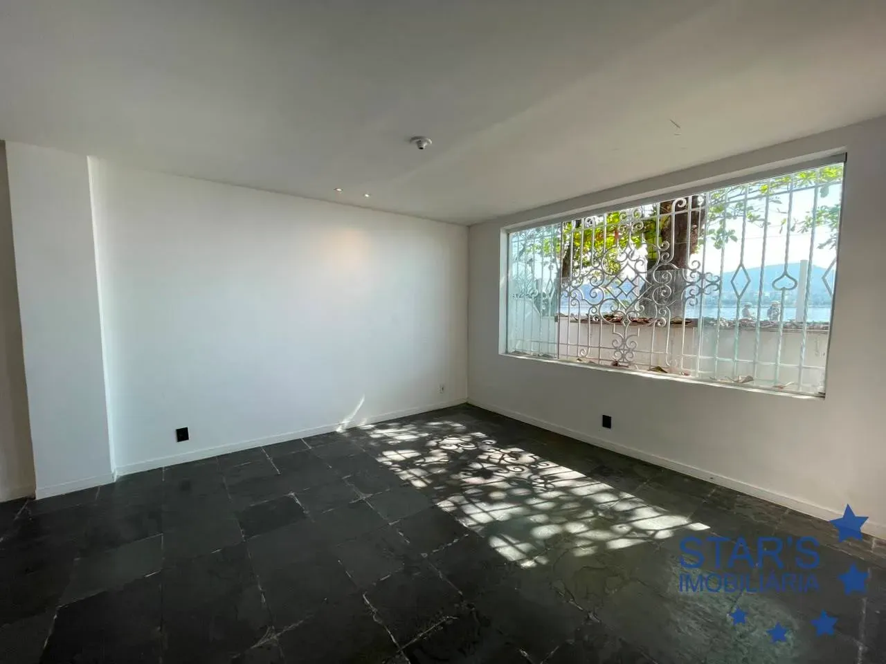 Будинок 250 м² із вікнами від підлоги до стелі — photo 3