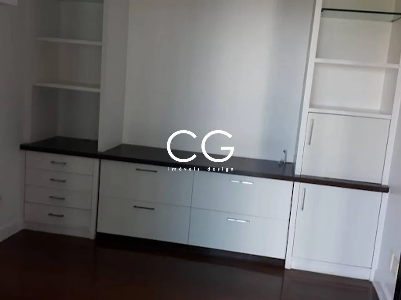 Rental apartment with 4 bedrooms and 240 m² with wood floors — photo 4