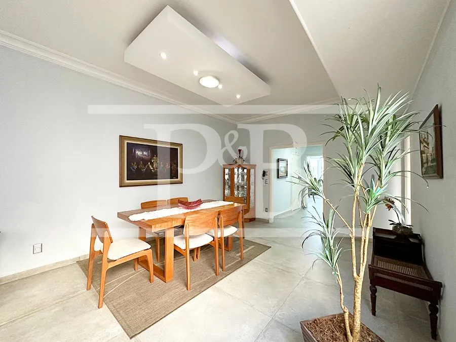 2-bedroom, 2-bath apartment with a separate kitchen — photo 3