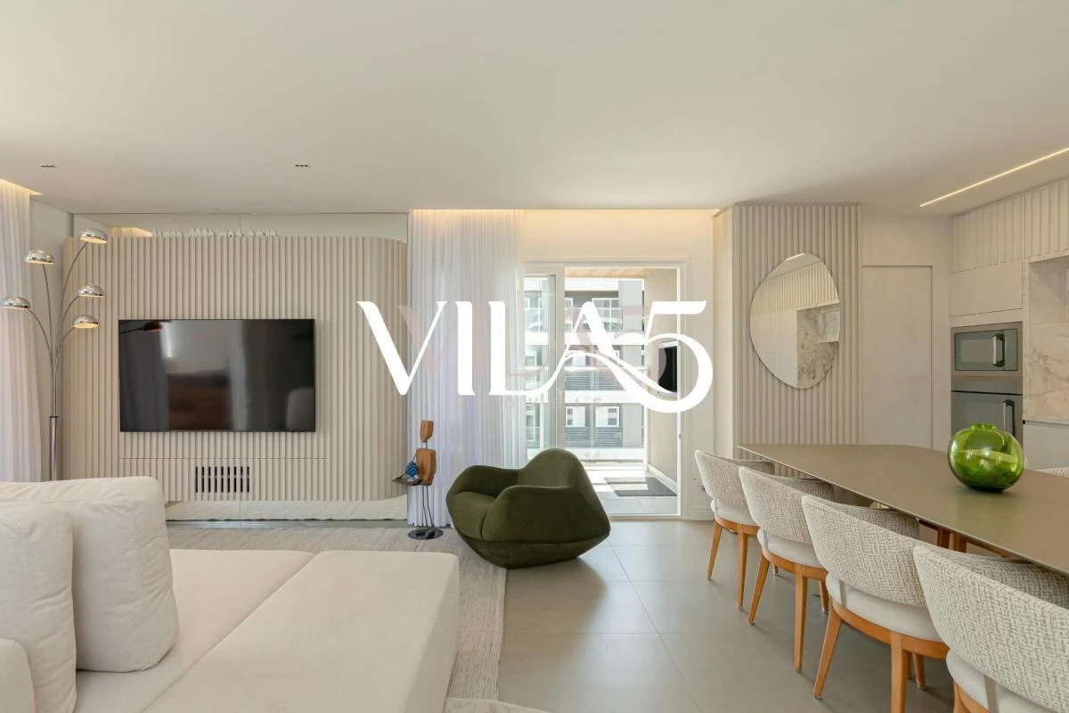 Furnished apartment, 195 m², with a glass-enclosed balcony — photo 3