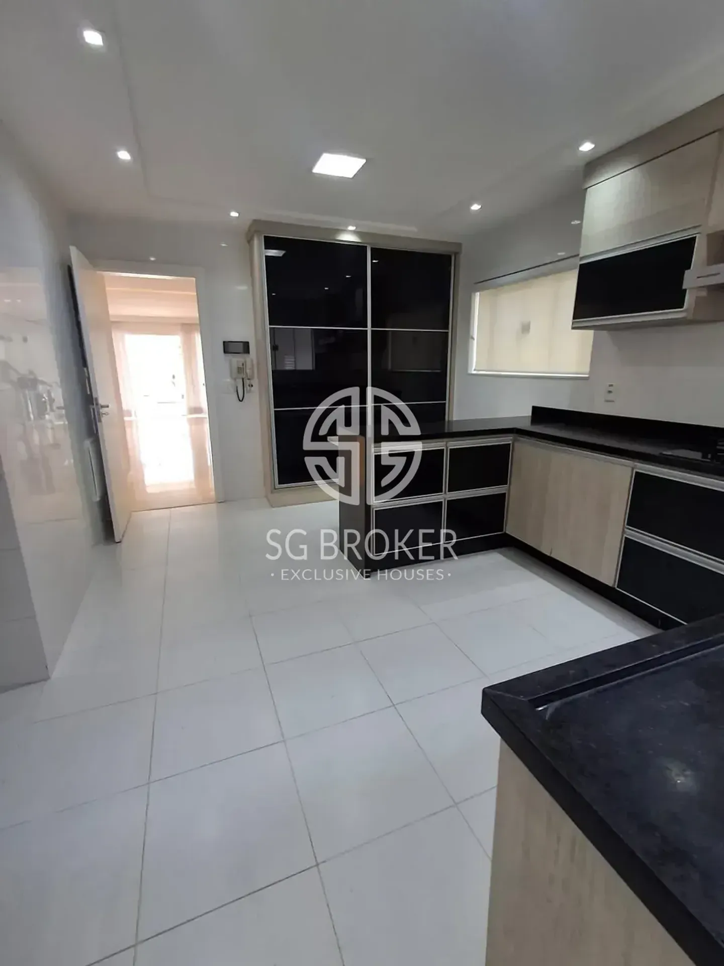 Casa com 5 suítes e 5 banheiros, 330 m² — photo 39