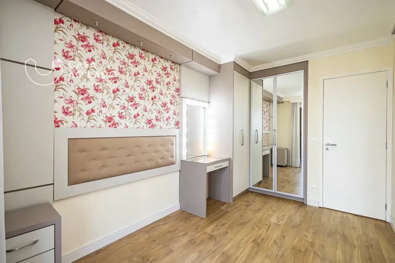 Wood or laminate floors in a one-bedroom apartment, 42 m² — photo 8