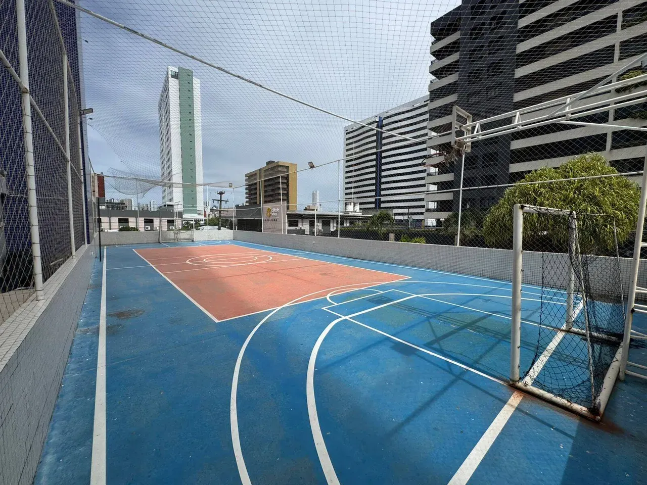 4-bedroom apartment in a building with a pool — photo 26