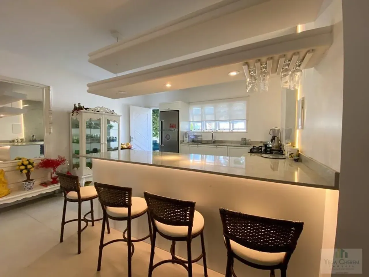 Casa de 320 m² com janelas do piso ao teto e lareira — photo 16