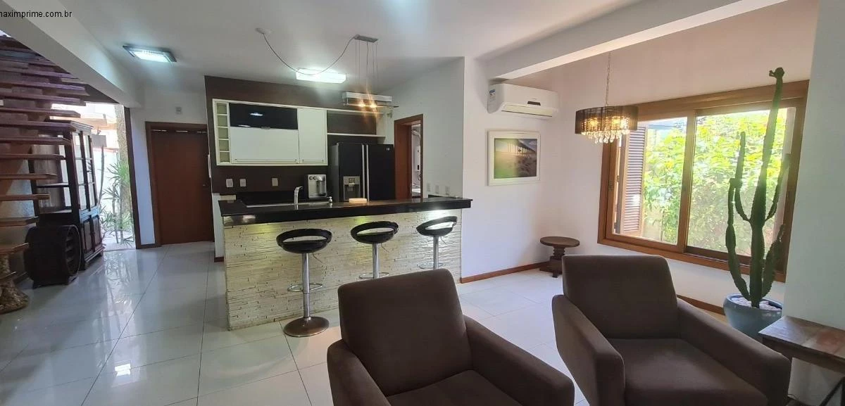 240 m² house with a home office and a grill on the balcony