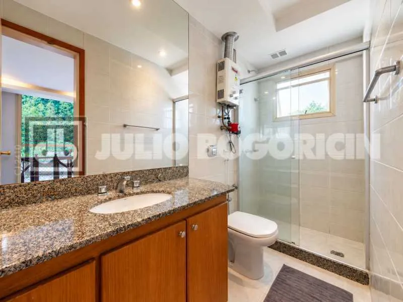3-bedroom apartment with a park view in Rio de Janeiro — photo 2