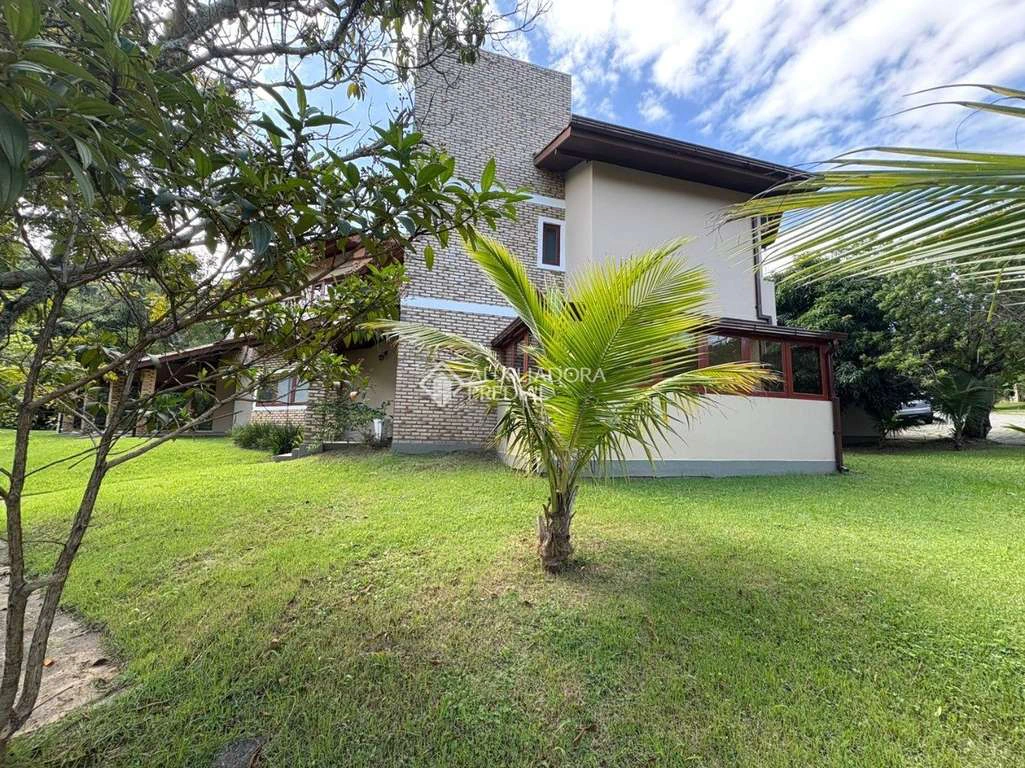 House with 4 bedrooms and 4 parking spaces; 600 m² — photo 3