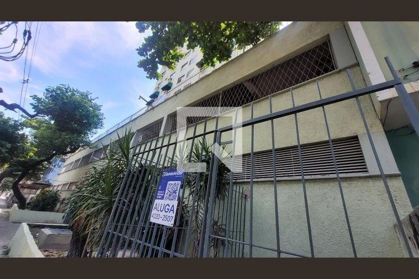 Apartamento com 2 quartos e box de vidro no banheiro — photo 42