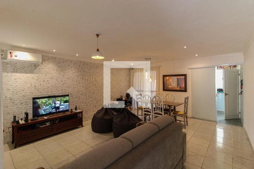 Balcony with a grill in a 2-bedroom house, 270 m²