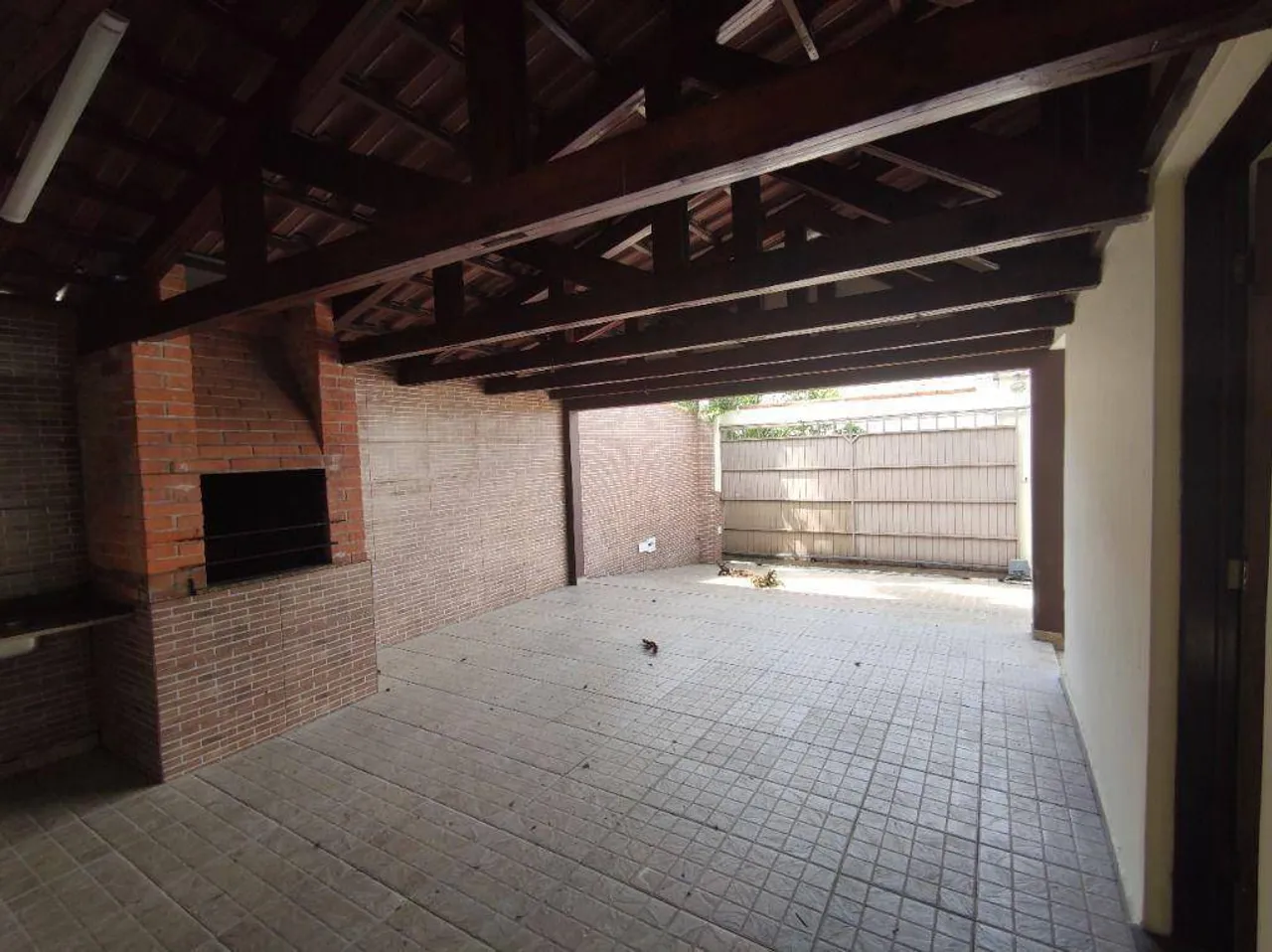 Two-story house with 3 bedrooms and 2 bathrooms — photo 2