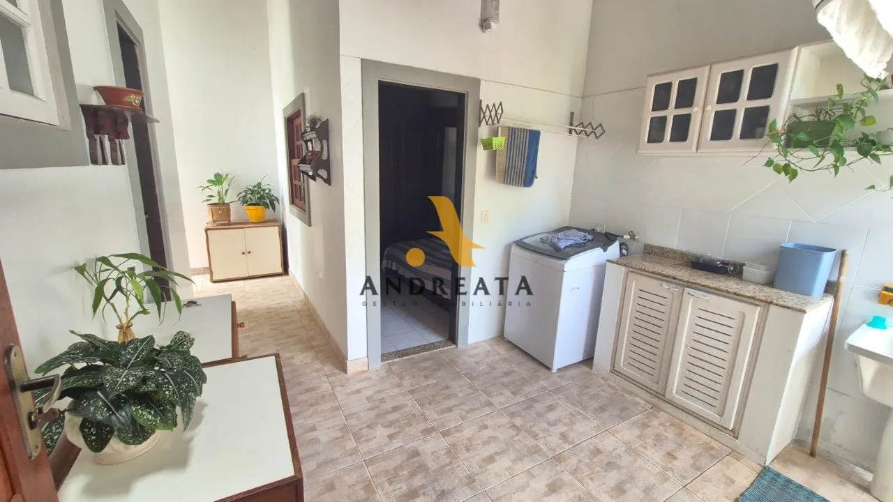 Casa de 307 m² com janelas do piso ao teto e banheira — photo 17